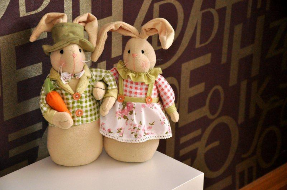 3 заяц дома. Три зайца. Заяц на фотоальбоме. Три зайца Мурманск. Отель три зайца Мурманск.