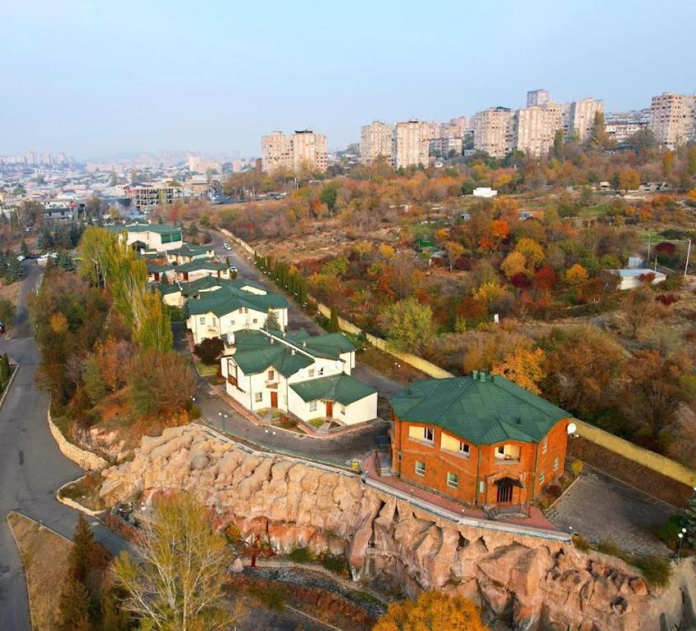 Armenian Village Park (Армениан Вилидж Парк) - Ереван, ул. Миасникяна,  д.40: цены 2024, фото и отзывы